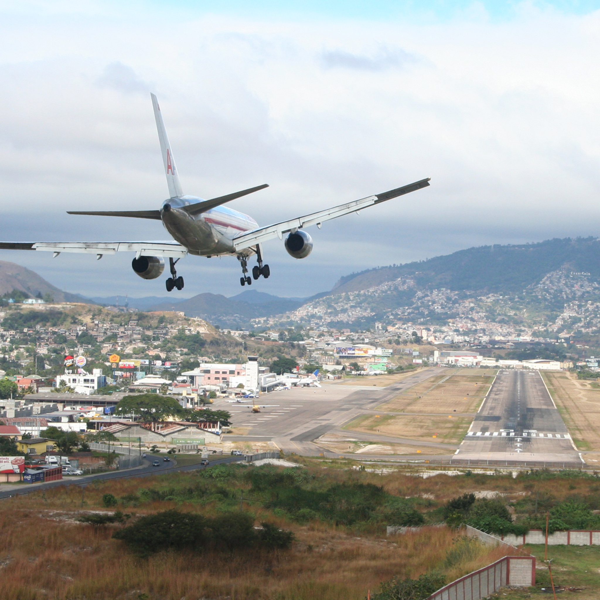 A Clear Guide to Aircraft Approaches in the UK